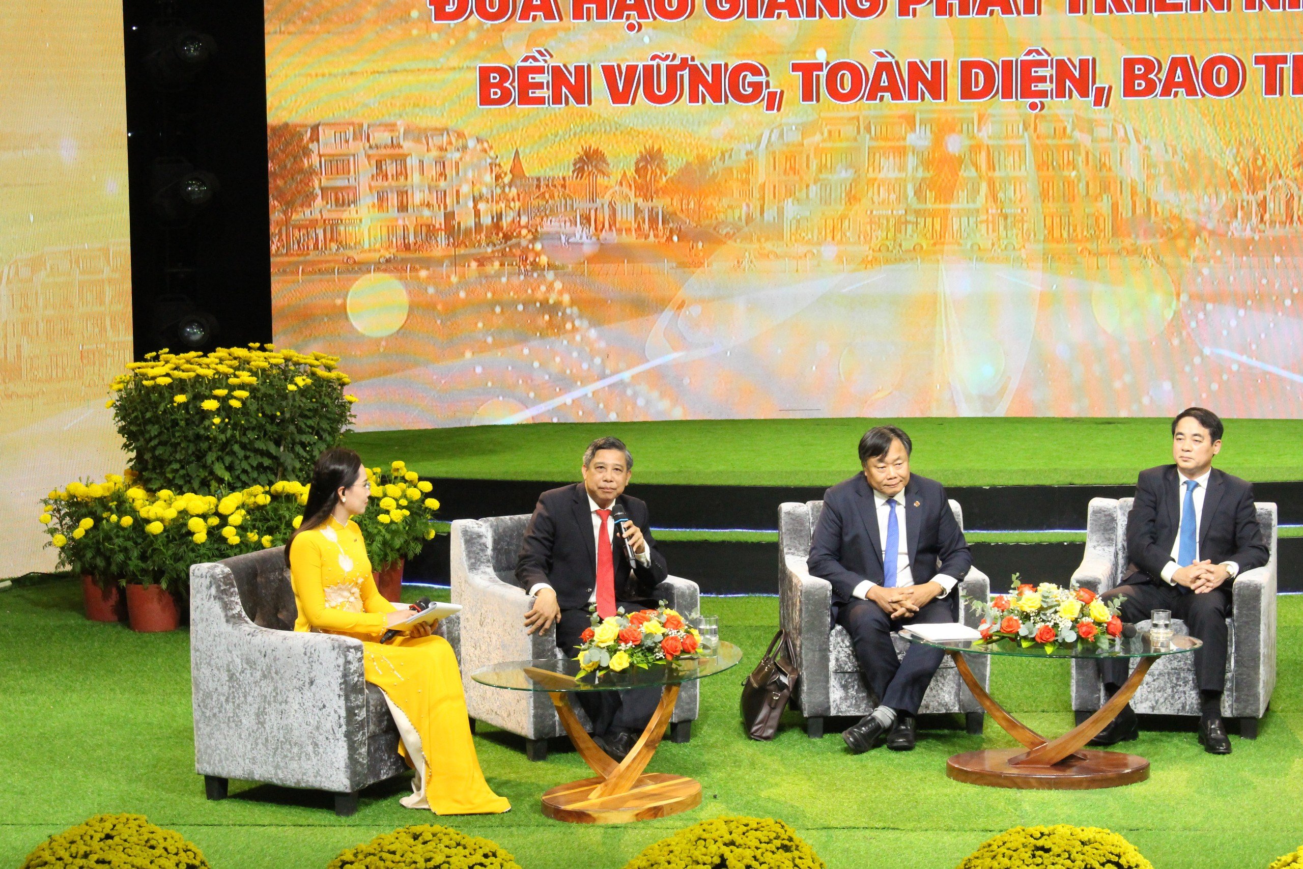 Đồng chí Đồng Văn Thanh, Phó Bí thư Tỉnh ủy, Chủ tịch UBND tỉnh Hậu Giang phát biểu tại diễn đàn.